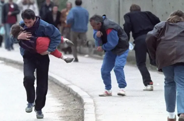 Il Safari Umano: i ricchi che pagavano per sparare ai civili di Sarajevo