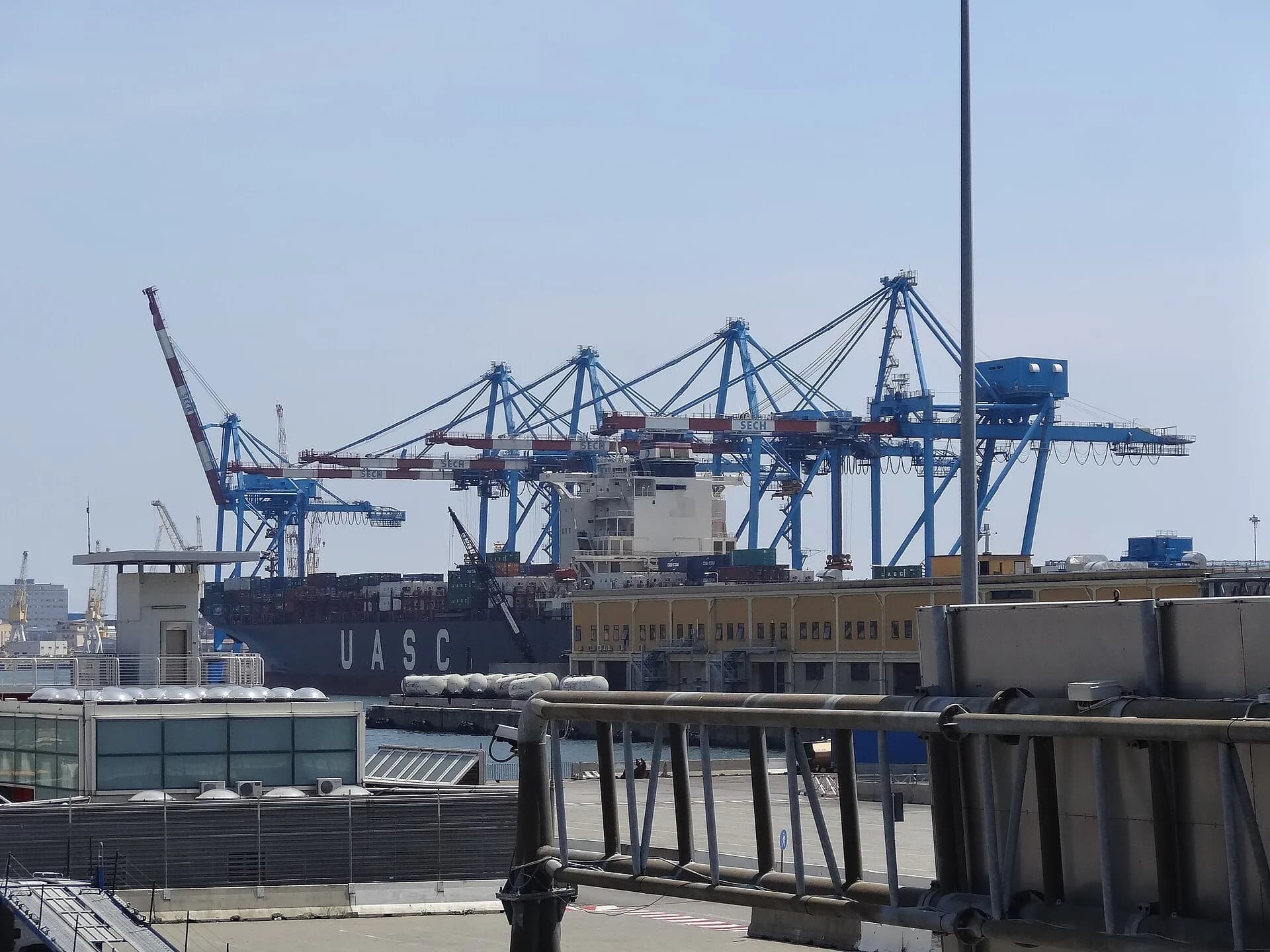 Una nave portacontainer nel porto di Genova